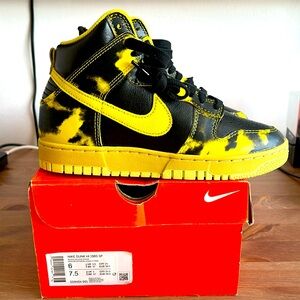 Dunk High 1985 SP - NEVER WORN comes with black and yellow laces!